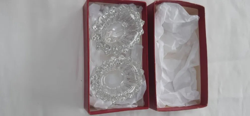 Salière et poivrière anciennes en cristal , avec leur petite cuillère