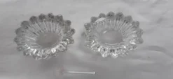 Salière et poivrière anciennes en cristal , avec leur petite cuillère