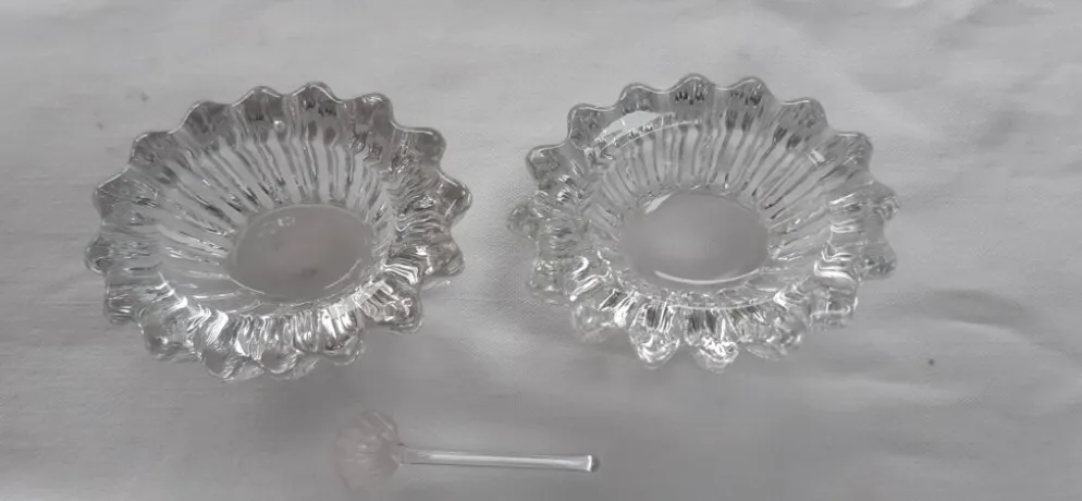 Salière et poivrière anciennes en cristal , avec leur petite cuillère