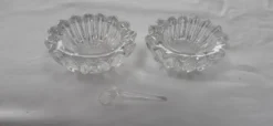 Salière et poivrière anciennes en cristal , avec leur petite cuillère