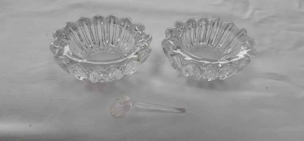 Salière et poivrière anciennes en cristal , avec leur petite cuillère