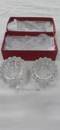 Salière et poivrière anciennes en cristal , avec leur petite cuillère