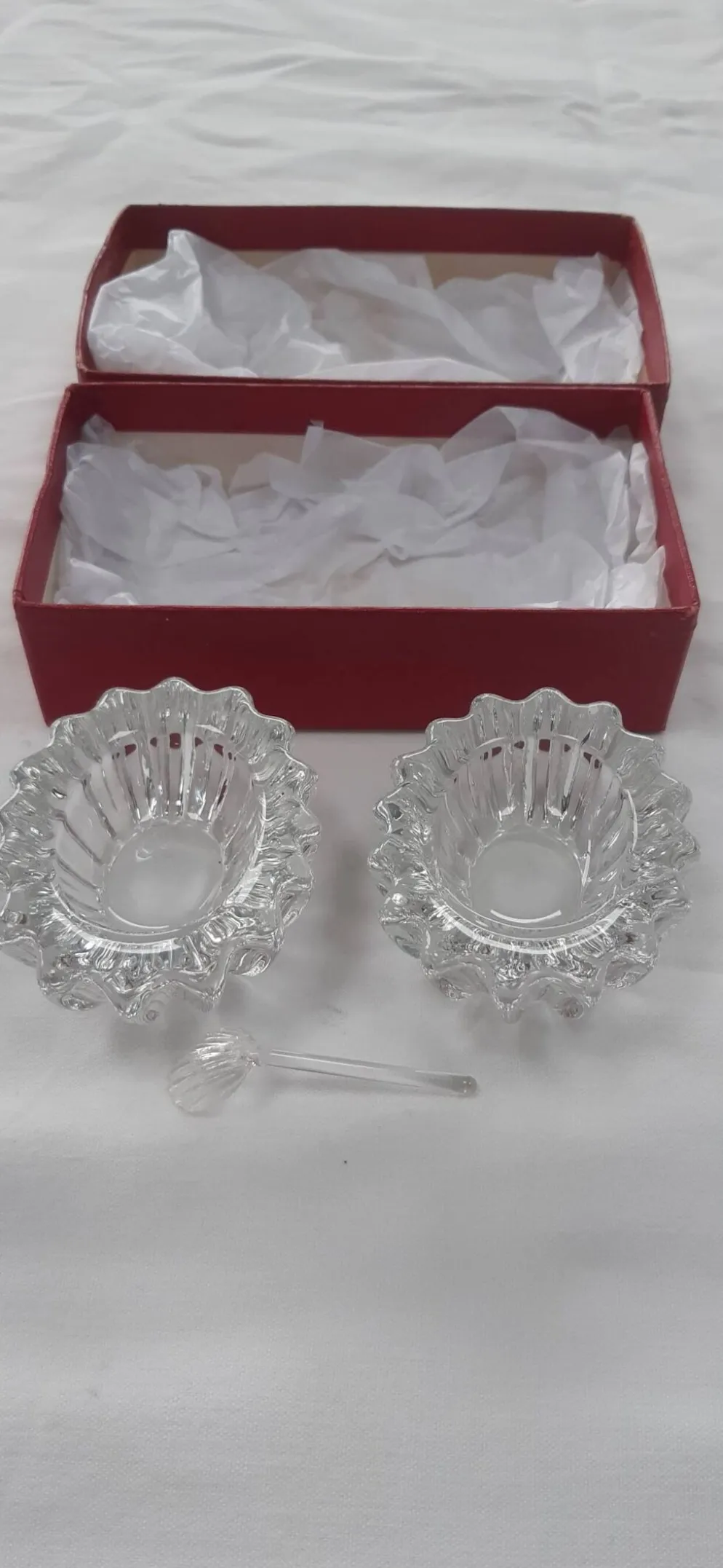 Salière et poivrière anciennes en cristal , avec leur petite cuillère