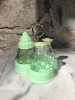 Salière et poivrière avec une torsion