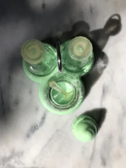 Salière et poivrière avec une torsion