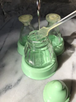 Salière et poivrière avec une torsion