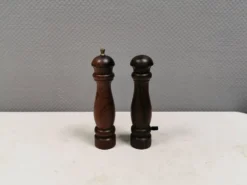 Salière et poivrière en bois de rose, Danemark 1960-70.
