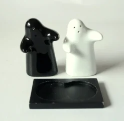 Salière et poivrière en céramique - fantômes enlacés - vintage des années 1980