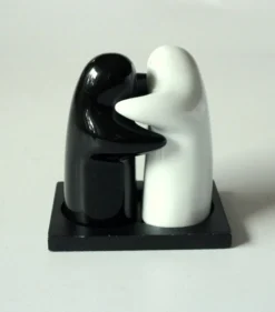 Salière et poivrière en céramique - fantômes enlacés - vintage des années 1980