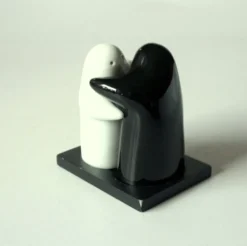 Salière et poivrière en céramique - fantômes enlacés - vintage des années 1980