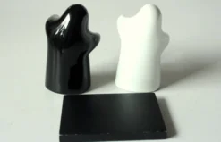 Salière et poivrière en céramique - fantômes enlacés - vintage des années 1980