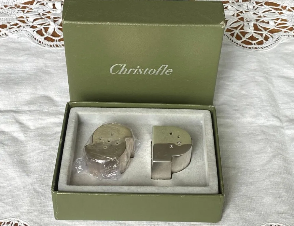 Salière et poivrière en métal argenté Christofle modèle Ludique