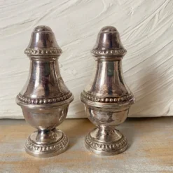 Salière et poivrière en métal argenté , godron, décor perlé