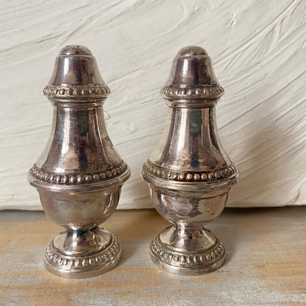 Salière et poivrière en métal argenté , godron, décor perlé