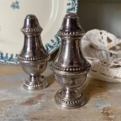 Salière et poivrière en métal argenté , godron, décor perlé