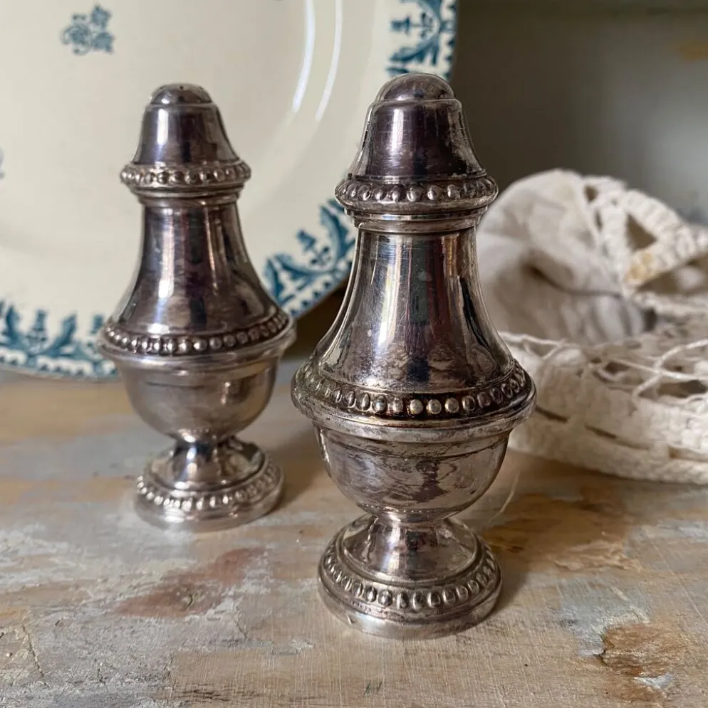 Salière et poivrière en métal argenté , godron, décor perlé