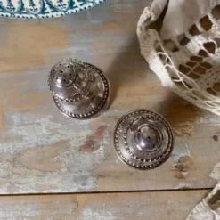 Salière et poivrière en métal argenté , godron, décor perlé