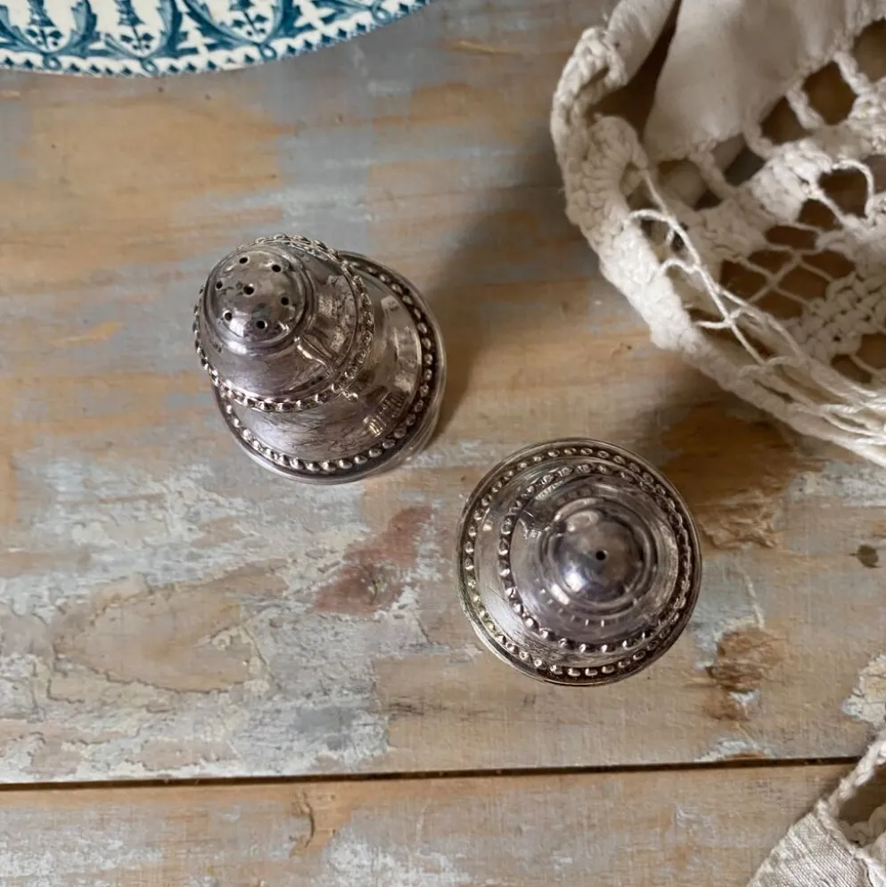 Salière et poivrière en métal argenté , godron, décor perlé