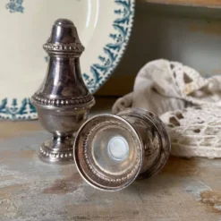 Salière et poivrière en métal argenté , godron, décor perlé