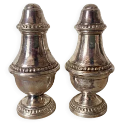 Salière et poivrière en métal argenté , godron, décor perlé