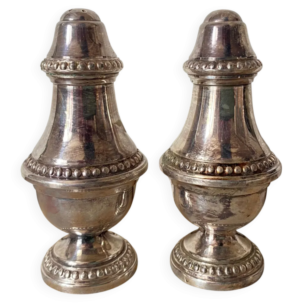 Salière et poivrière en métal argenté , godron, décor perlé