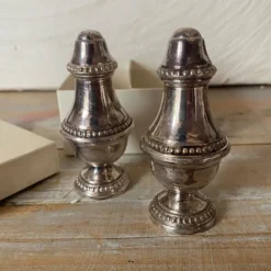 Salière et poivrière en métal argenté , godron, décor perlé