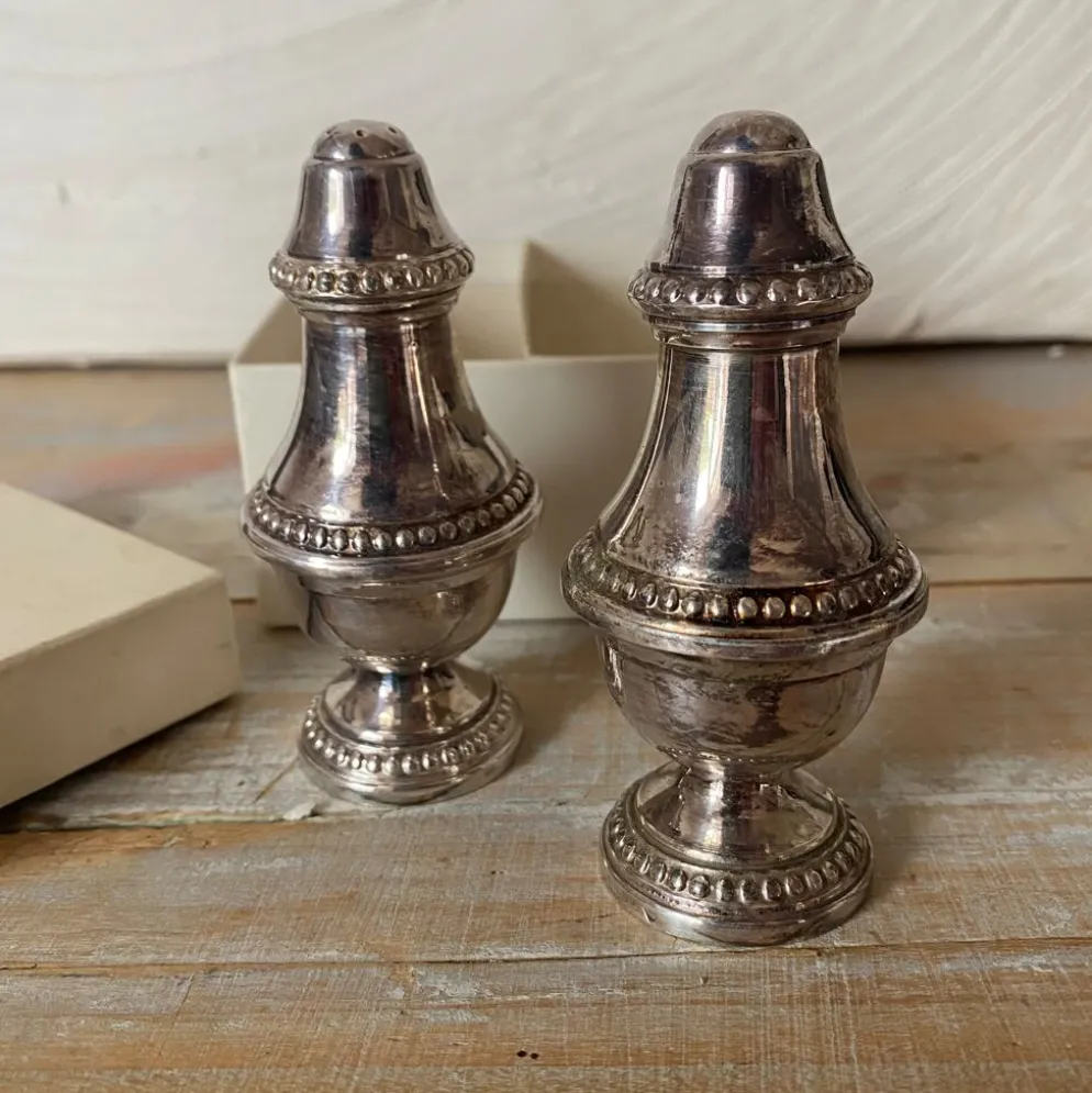 Salière et poivrière en métal argenté , godron, décor perlé