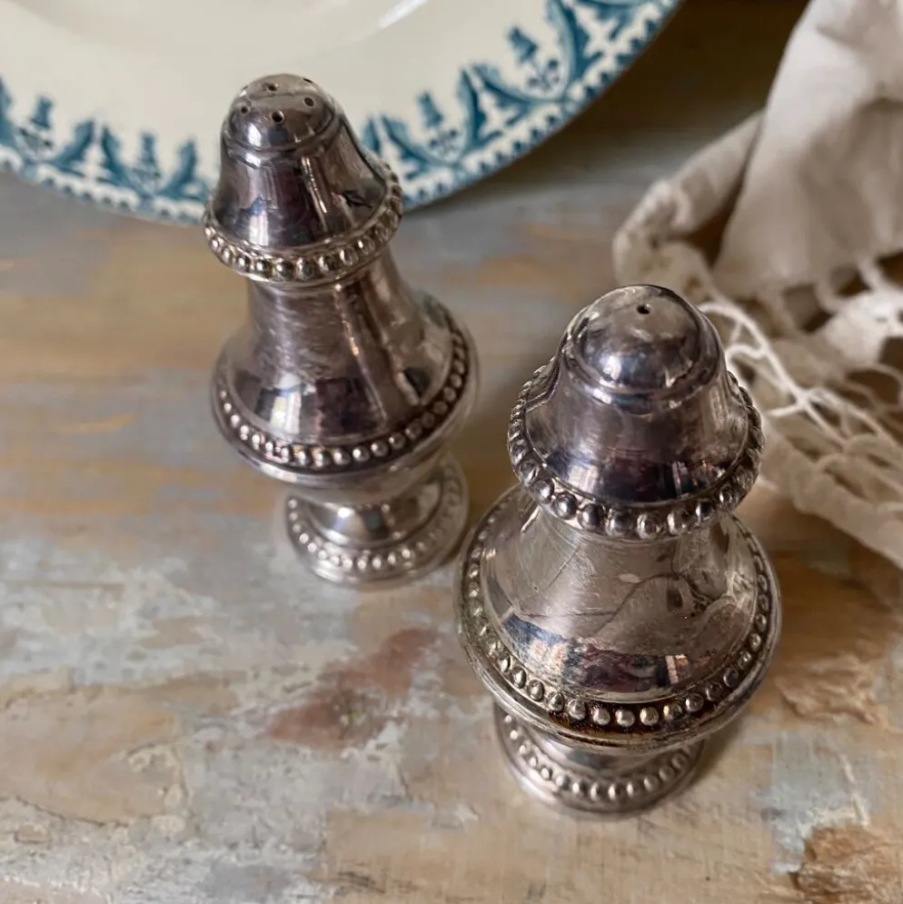 Salière et poivrière en métal argenté , godron, décor perlé