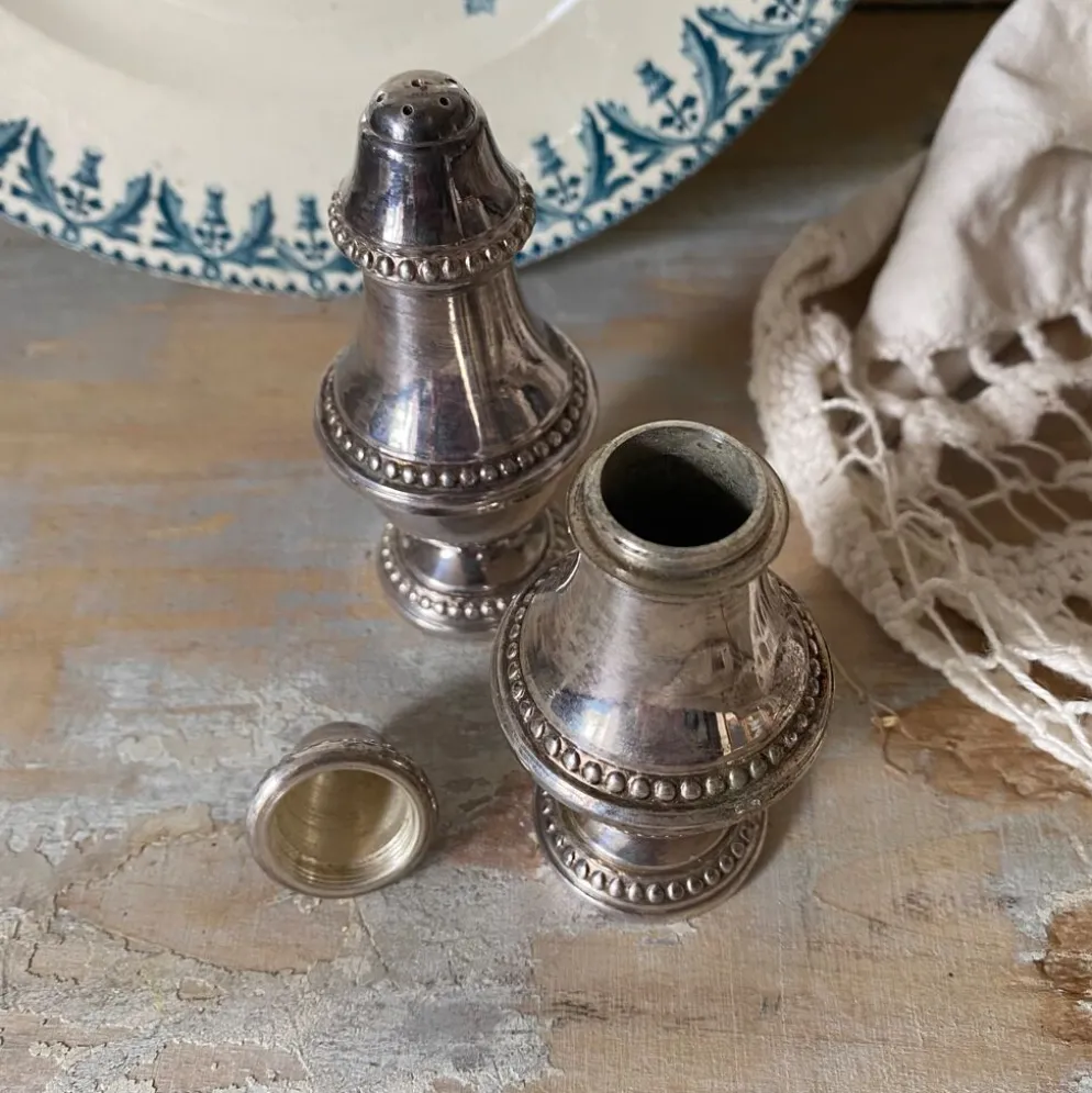 Salière et poivrière en métal argenté , godron, décor perlé