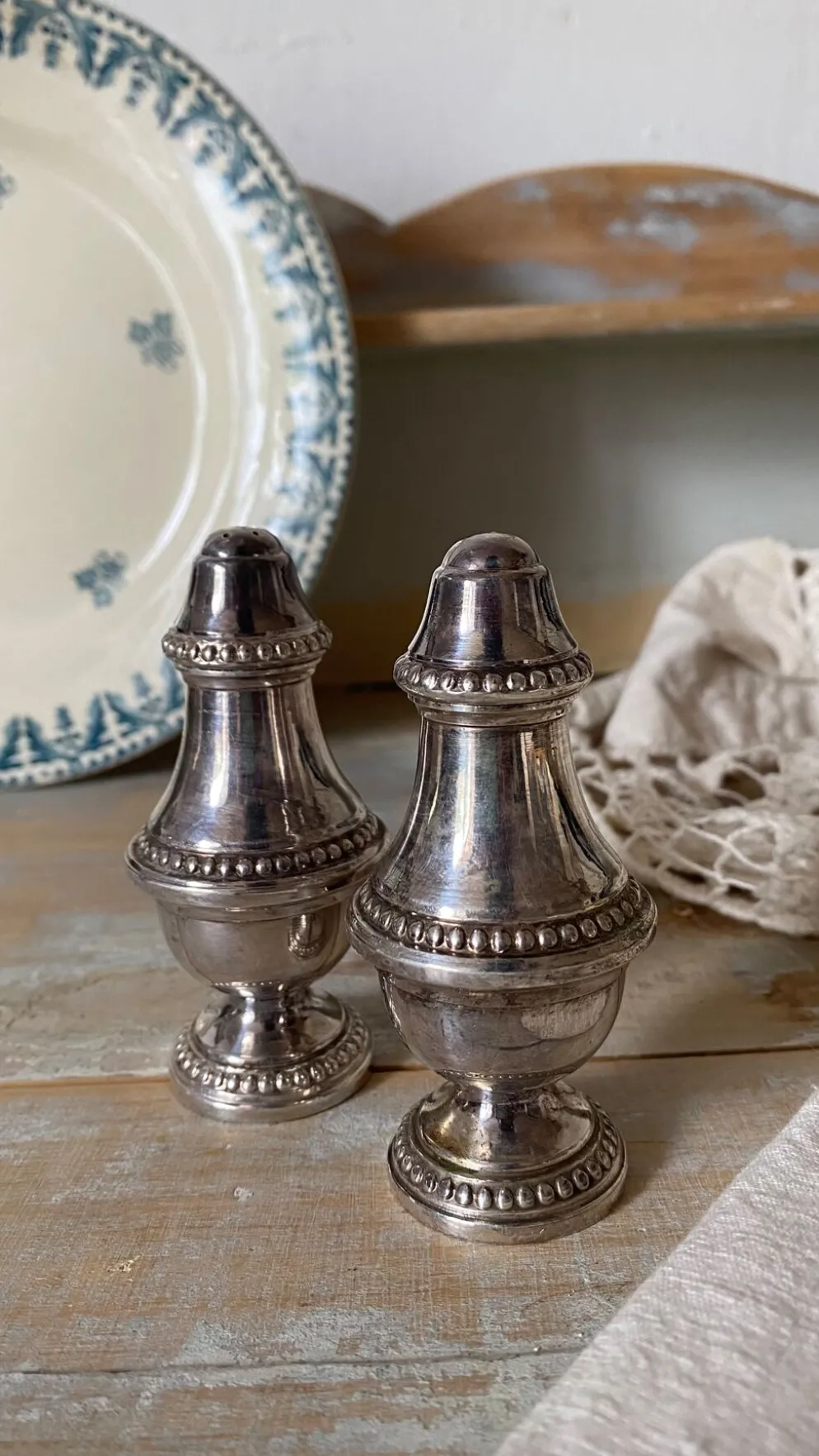 Salière et poivrière en métal argenté , godron, décor perlé