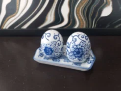 Salière et poivrière vintage en porcelaine bleue