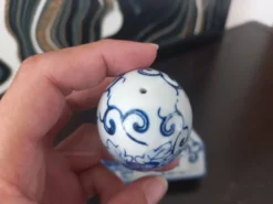 Salière et poivrière vintage en porcelaine bleue