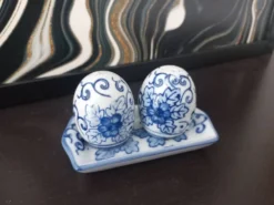 Salière et poivrière vintage en porcelaine bleue