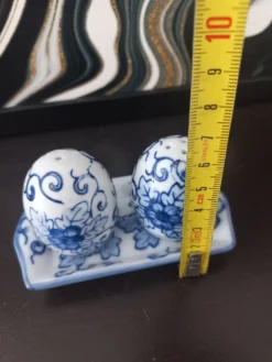 Salière et poivrière vintage en porcelaine bleue