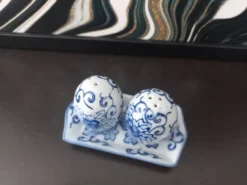 Salière et poivrière vintage en porcelaine bleue