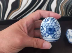 Salière et poivrière vintage en porcelaine bleue