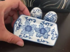 Salière et poivrière vintage en porcelaine bleue