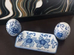 Salière et poivrière vintage en porcelaine bleue