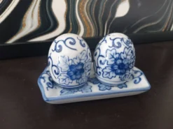 Salière et poivrière vintage en porcelaine bleue