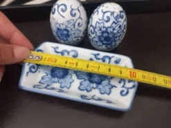 Salière et poivrière vintage en porcelaine bleue