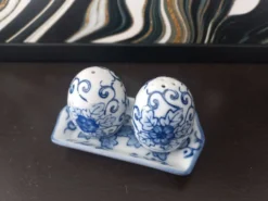 Salière et poivrière vintage en porcelaine bleue
