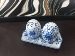 Salière et poivrière vintage en porcelaine bleue