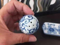 Salière et poivrière vintage en porcelaine bleue