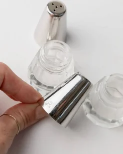Salière et poivrière vintage - métal argenté et verre, forme conique - design minimal Italie années 1950 - décoration de table élégante, idée cadeau