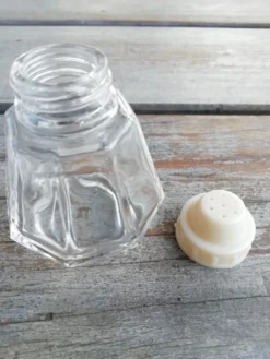 Salière à facettes bouchon bakélite