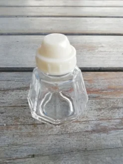 Salière à facettes bouchon bakélite