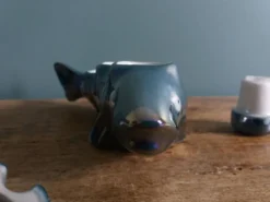 Salière poivrier moutardier zoomorphe, poisson en porcelaine