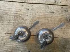2 salières ou poivrières en forme de pomme.