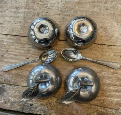 2 salières ou poivrières en forme de pomme.