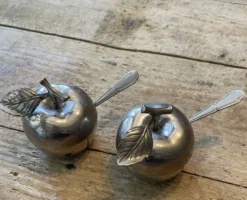2 salières ou poivrières en forme de pomme.